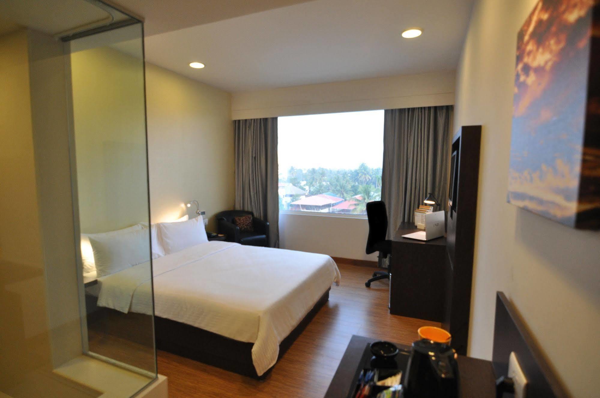 Keys Select By Lemon Tree Hotels, Kochi Exterior photo